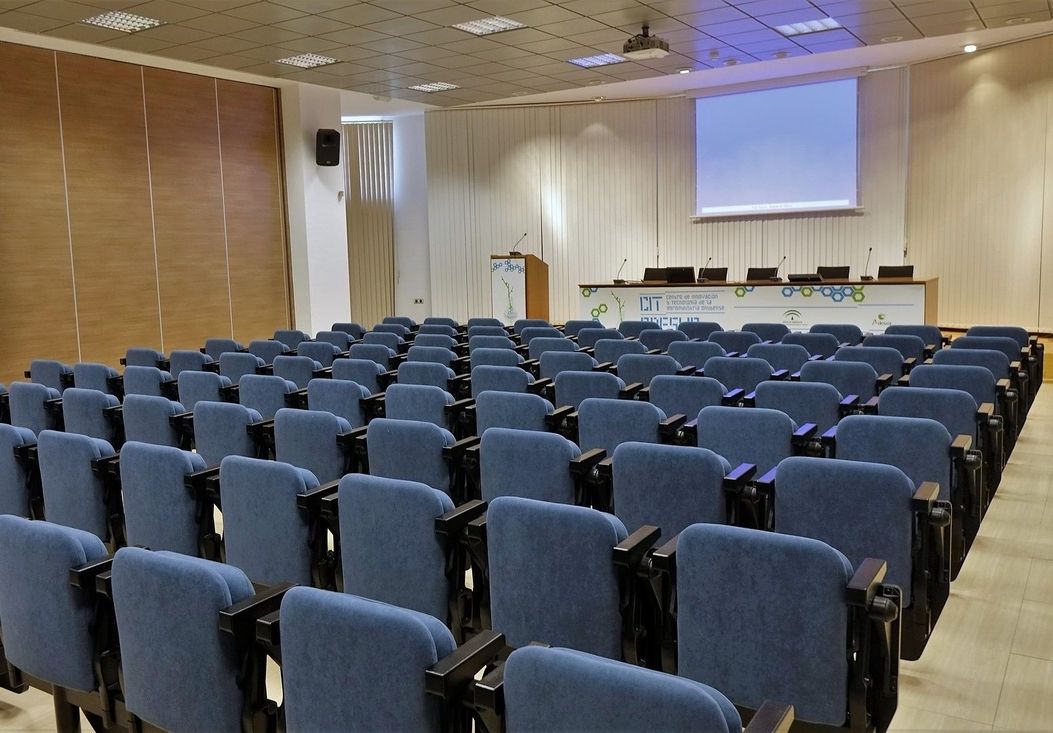 Hörsaal mit blauen Stühlen