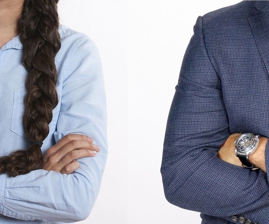 Zwei Personen mit verschränkten Armen