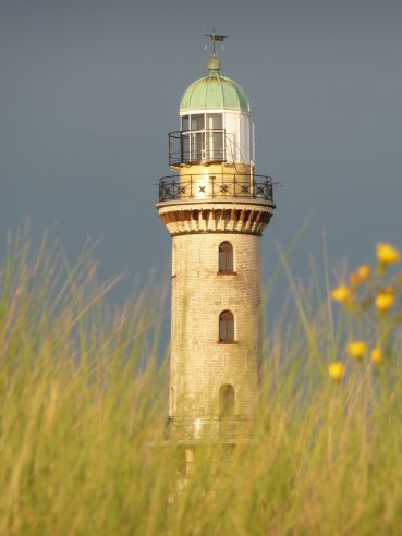 Leuchtturm mit Gras davor