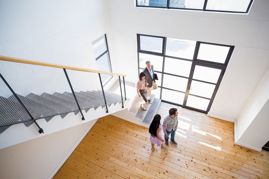 Mehrere Personen in einem Haus von oben fotografiert